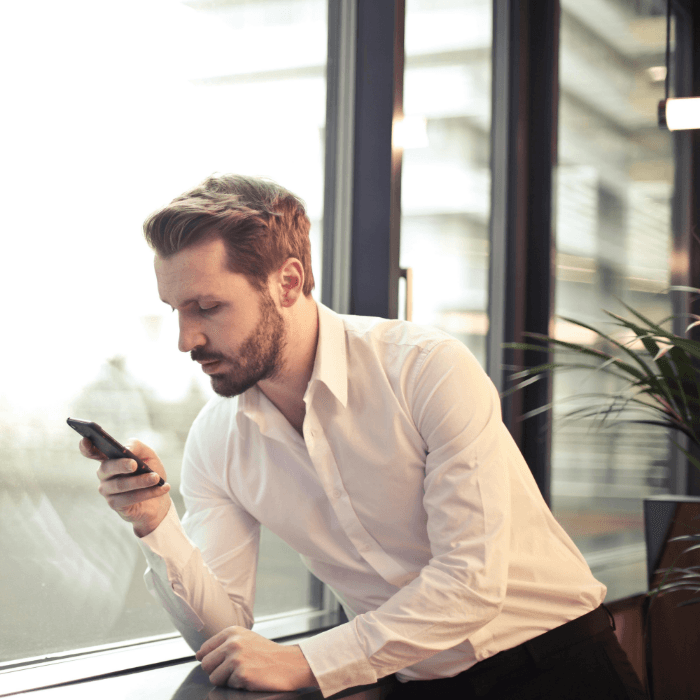 Consultant consultant des mises à jour de financement sur son téléphone